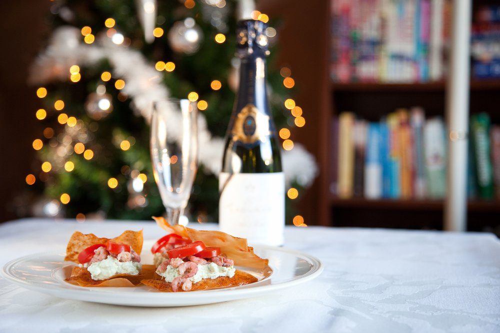 Delicious snacks with filo dough, shrimps and guacamole